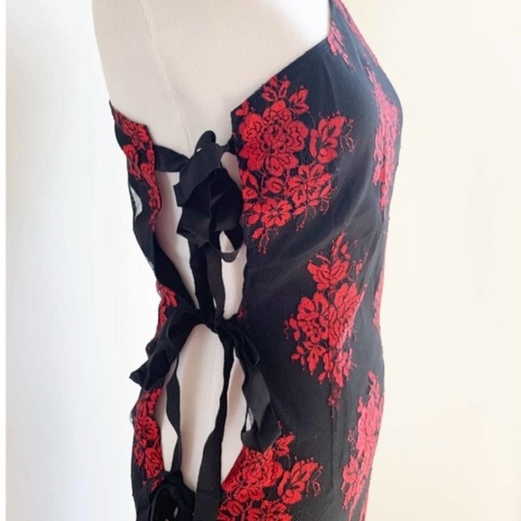 H:ours Leonardo One Shoulder Cut-Out Gown in Spanish Red/Black - Picture 3 of 6